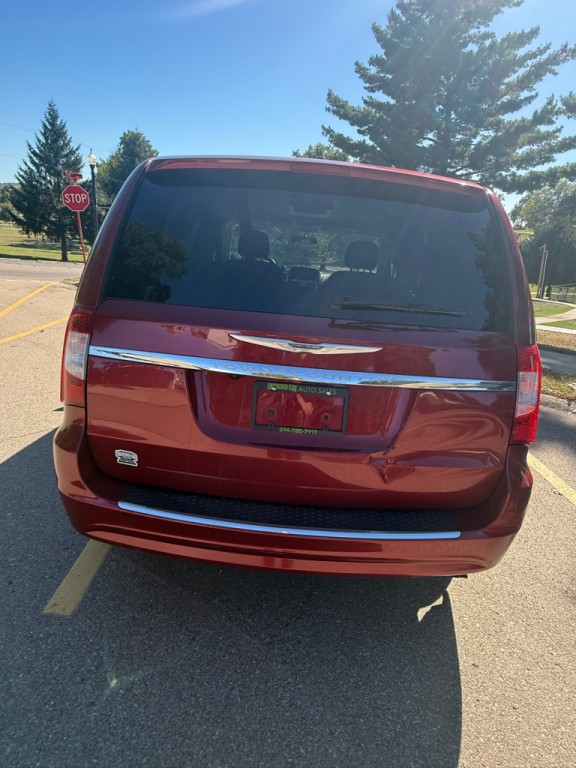 2011 Chrysler Town & Country Image 4