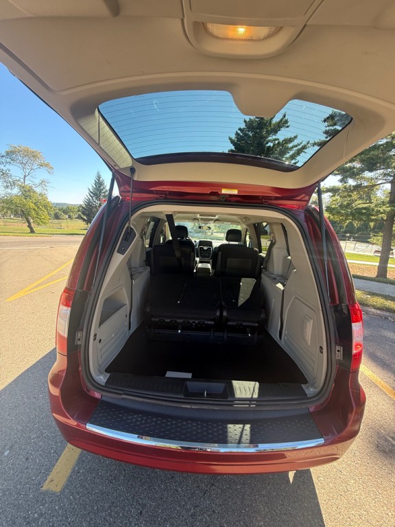 2011 Chrysler Town & Country Image 12