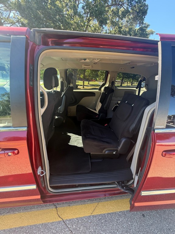 2011 Chrysler Town & Country Image 13