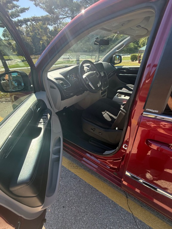 2011 Chrysler Town & Country Image 16