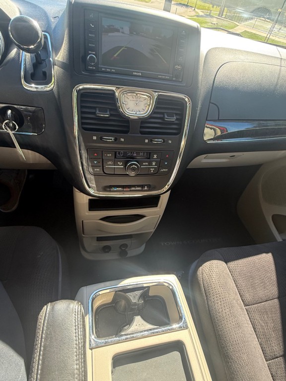 2011 Chrysler Town & Country Image 18