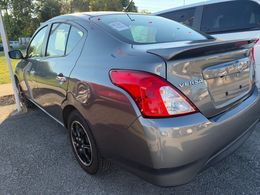 2019 Nissan Versa Image 2