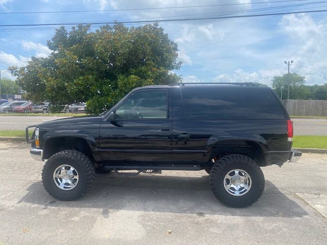 1997 Chevrolet Tahoe Image 2