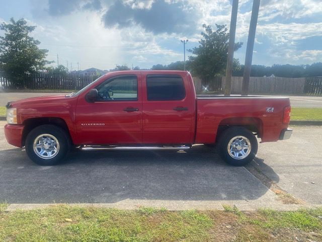 2011 Chevrolet Silverado 1500 Image 2