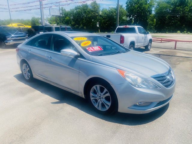 2011 Hyundai Sonata Image 2