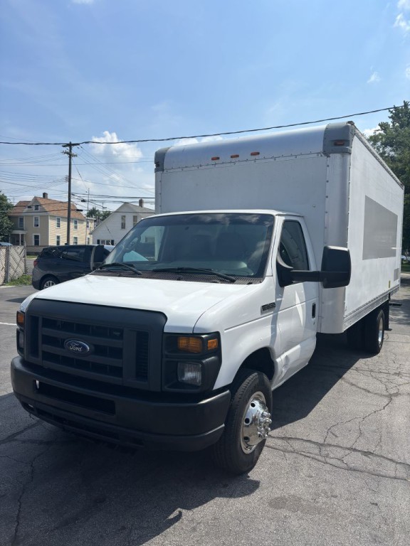 2017 Ford Econoline Image 2