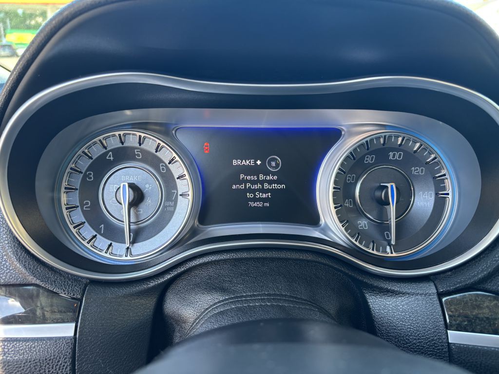 2018 Chrysler 300 Image 9