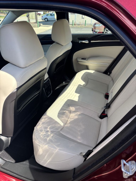 2018 Chrysler 300 Image 13