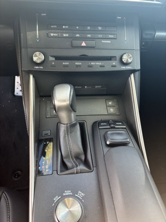 2016 Lexus IS Image 10