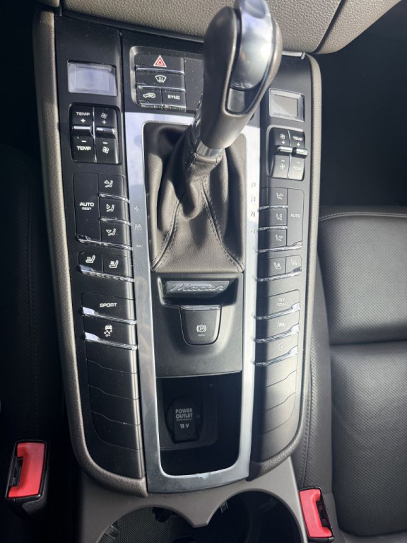 2018 Porsche Macan Image 10