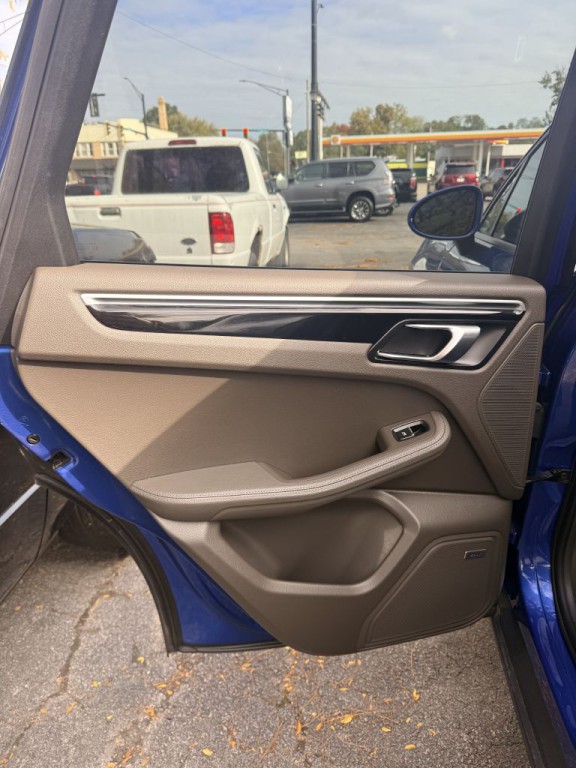 2018 Porsche Macan Image 12