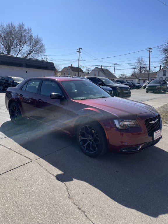2019 Chrysler 300 Image 2