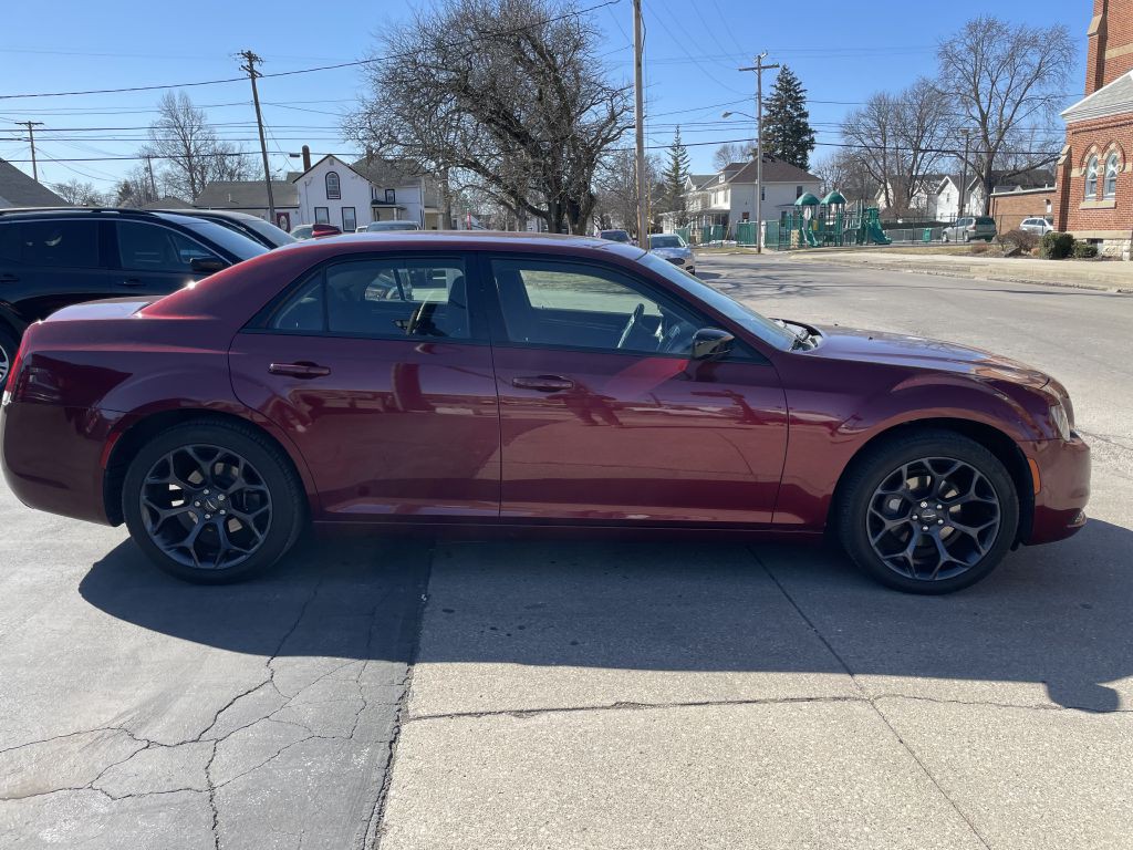 2019 Chrysler 300 Image 3
