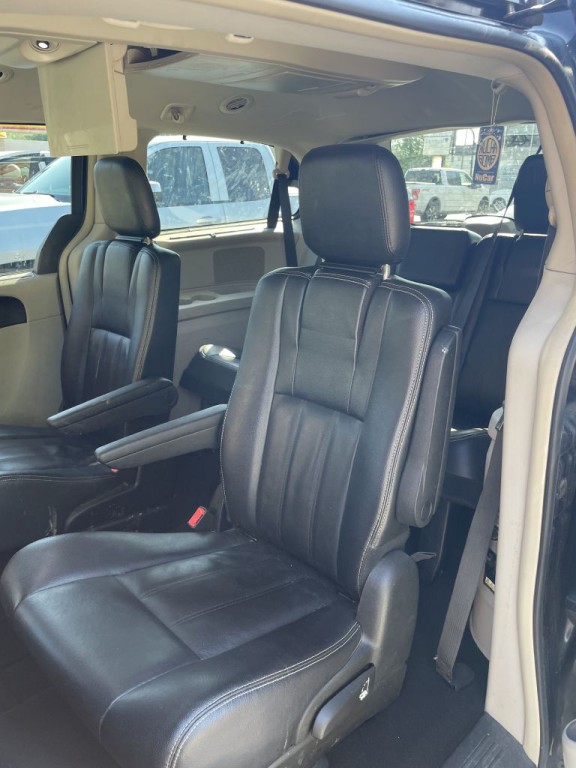 2014 Chrysler Town & Country Image 8