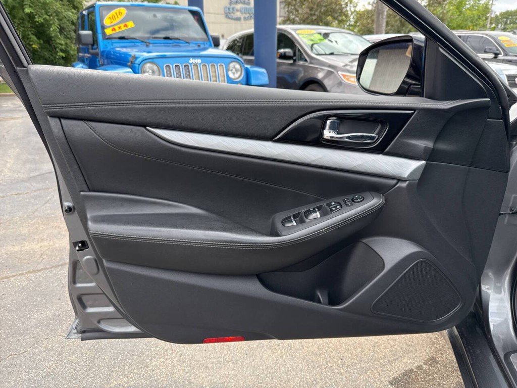 2017 Nissan Maxima Image 10