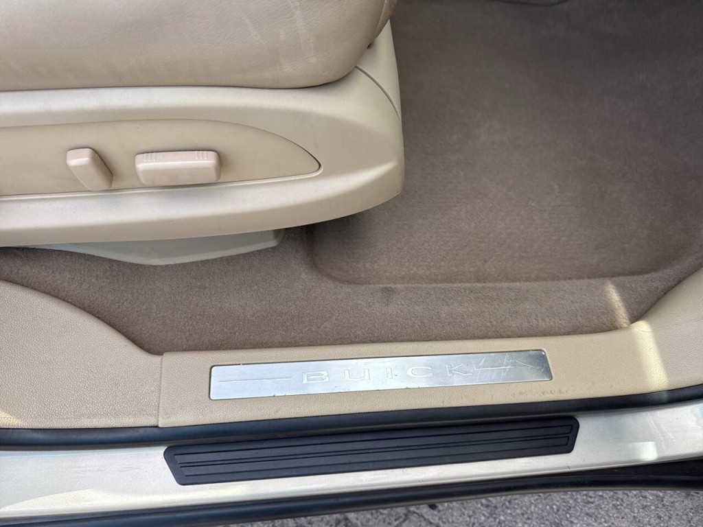 2010 Buick Enclave Image 24