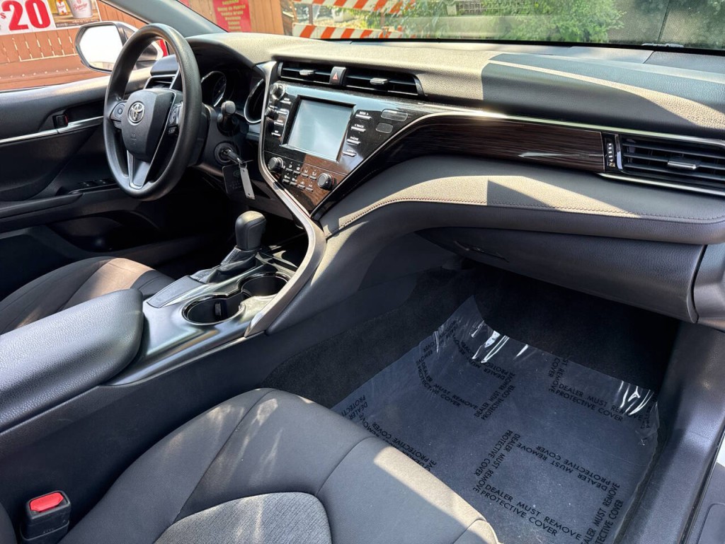 2019 Toyota Camry Image 32