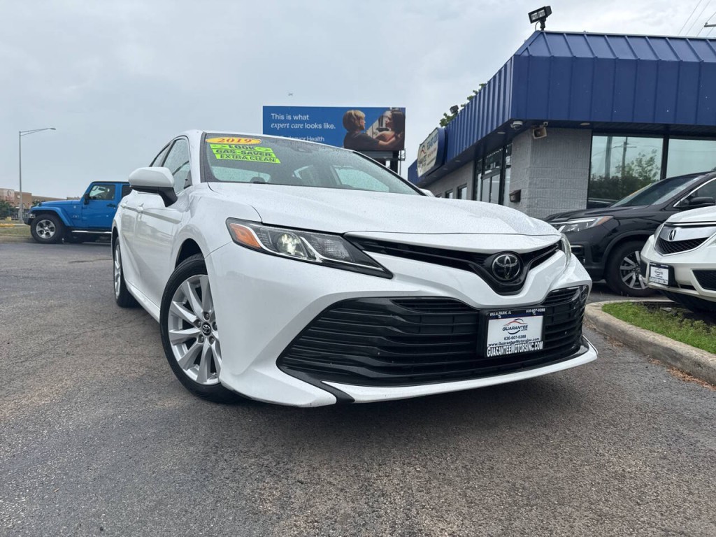 2019 Toyota Camry Image 2
