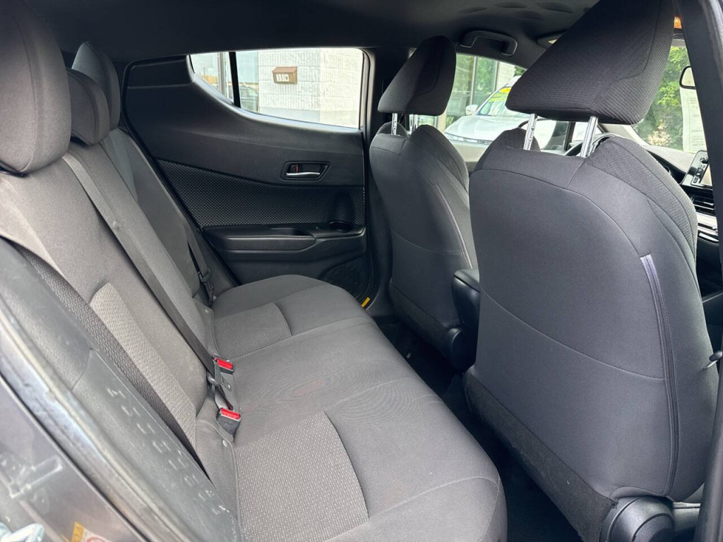 2018 Toyota C-HR Image 38