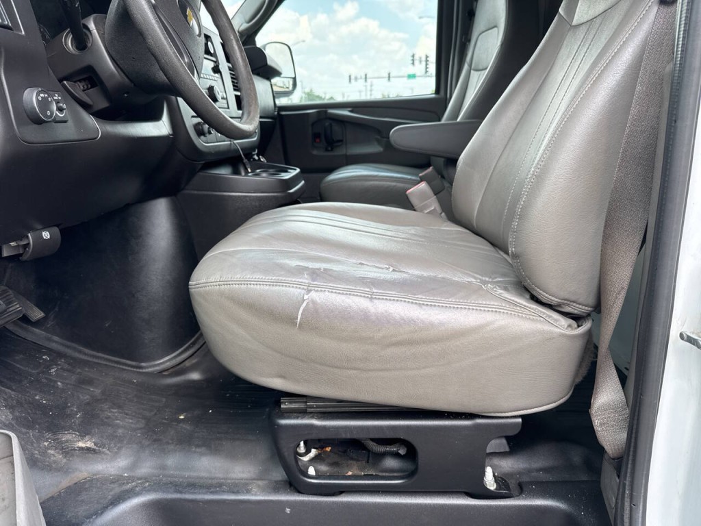 2014 Chevrolet Express Image 24