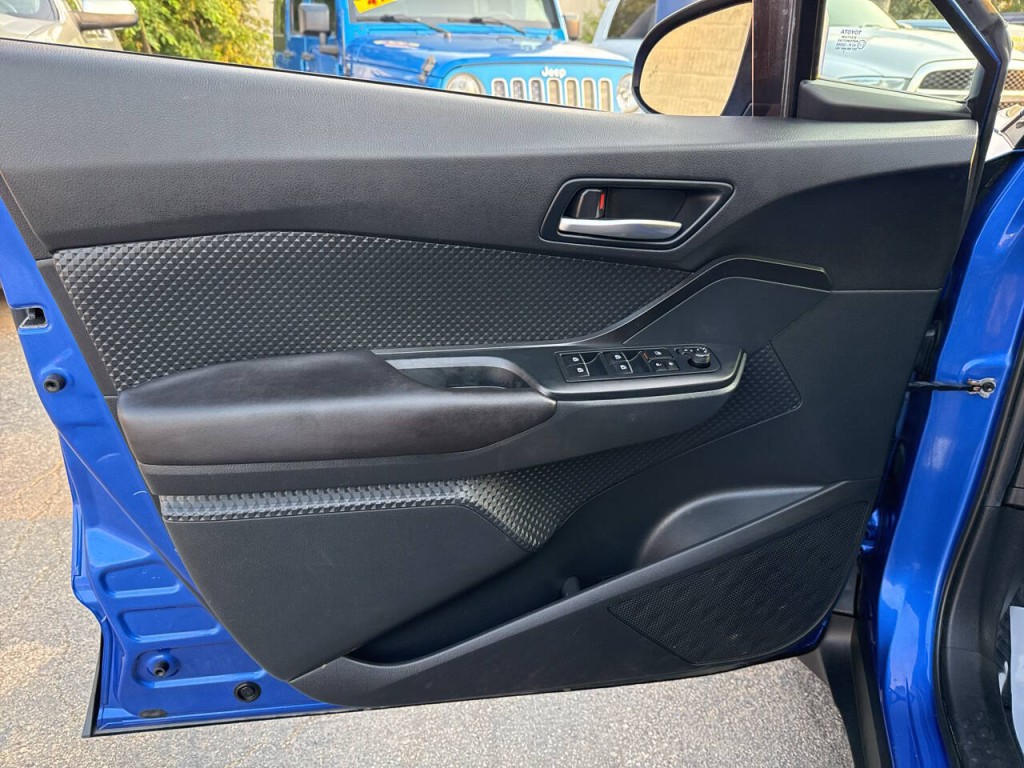 2018 Toyota C-HR Image 17
