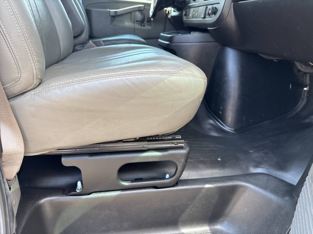 2020 Chevrolet Express Image 25