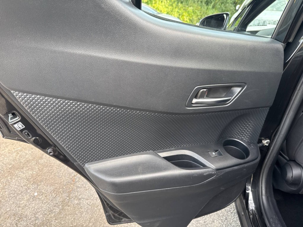 2018 Toyota C-HR Image 12