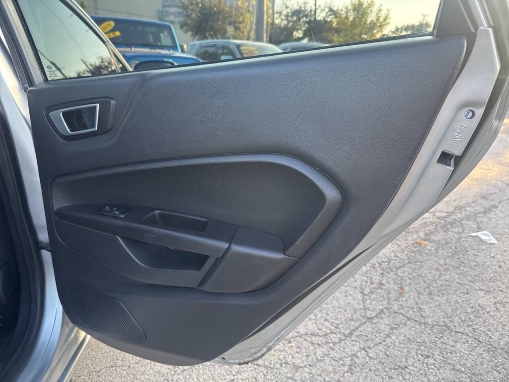 2015 Ford Fiesta Image 9