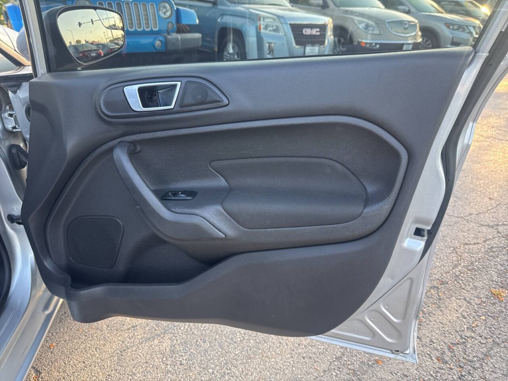 2015 Ford Fiesta Image 11