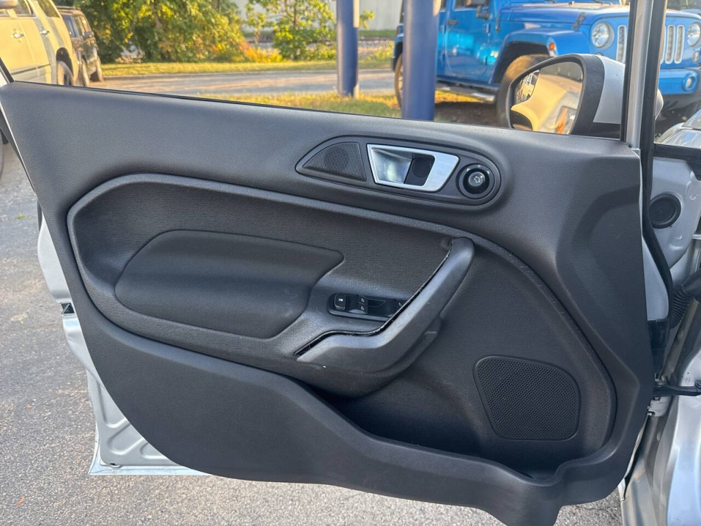 2015 Ford Fiesta Image 12