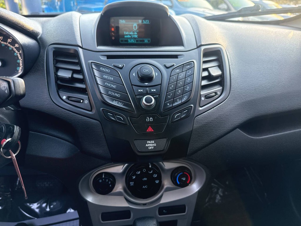2015 Ford Fiesta Image 18