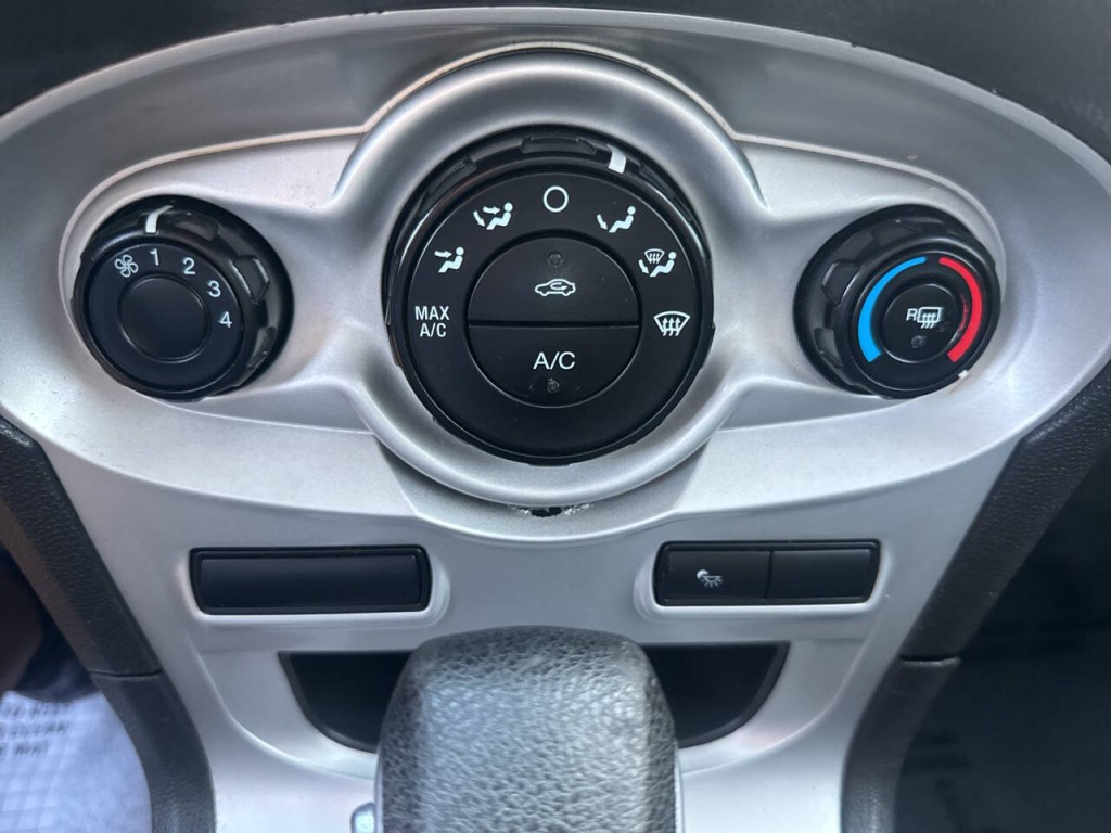 2015 Ford Fiesta Image 20