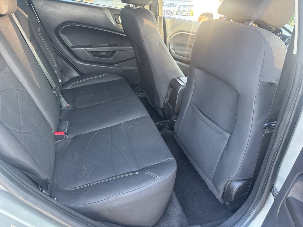 2015 Ford Fiesta Image 30