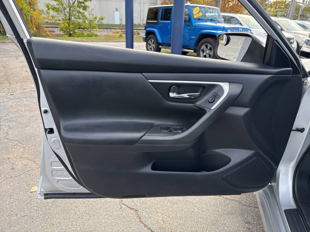 2017 Nissan Altima Image 16