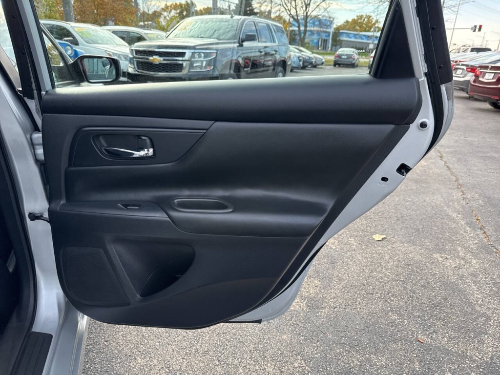 2017 Nissan Altima Image 10