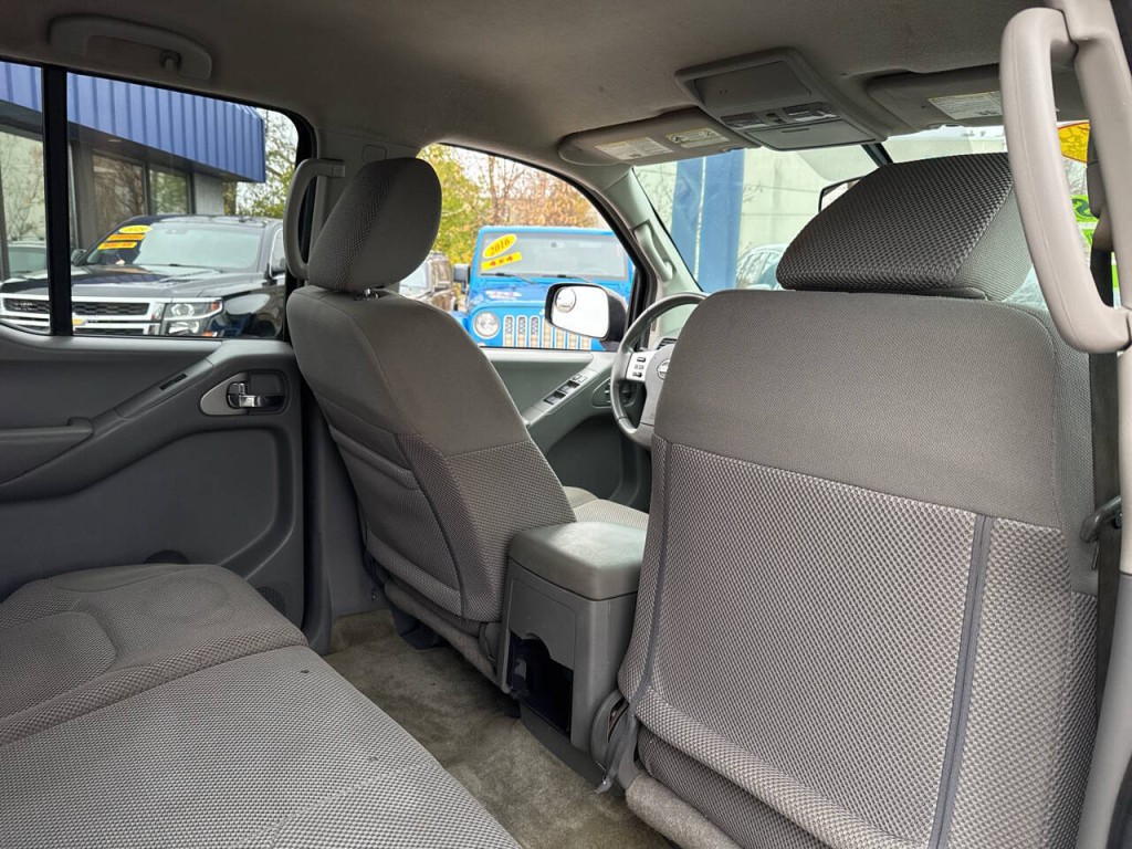 2016 Nissan Frontier Image 40