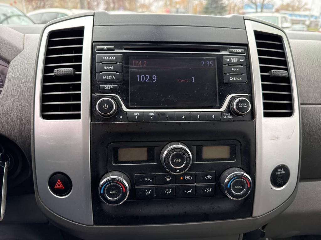 2016 Nissan Frontier Image 24