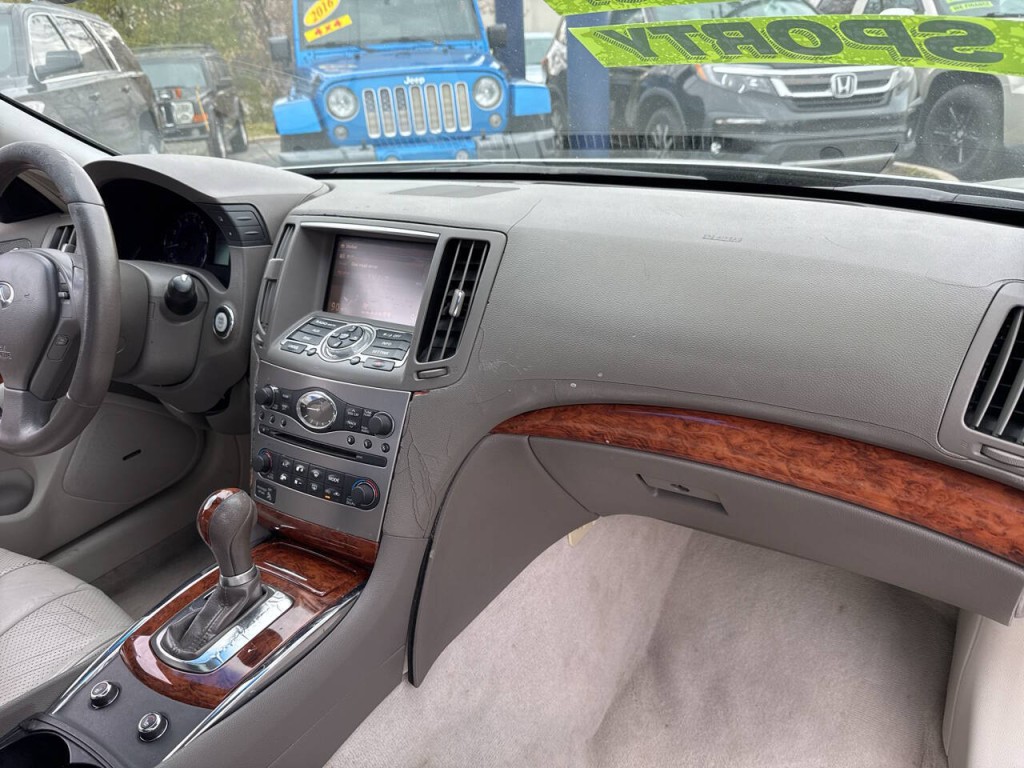 2010 INFINITI G37 Image 31