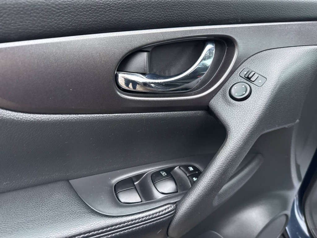 2016 Nissan Rogue Image 16