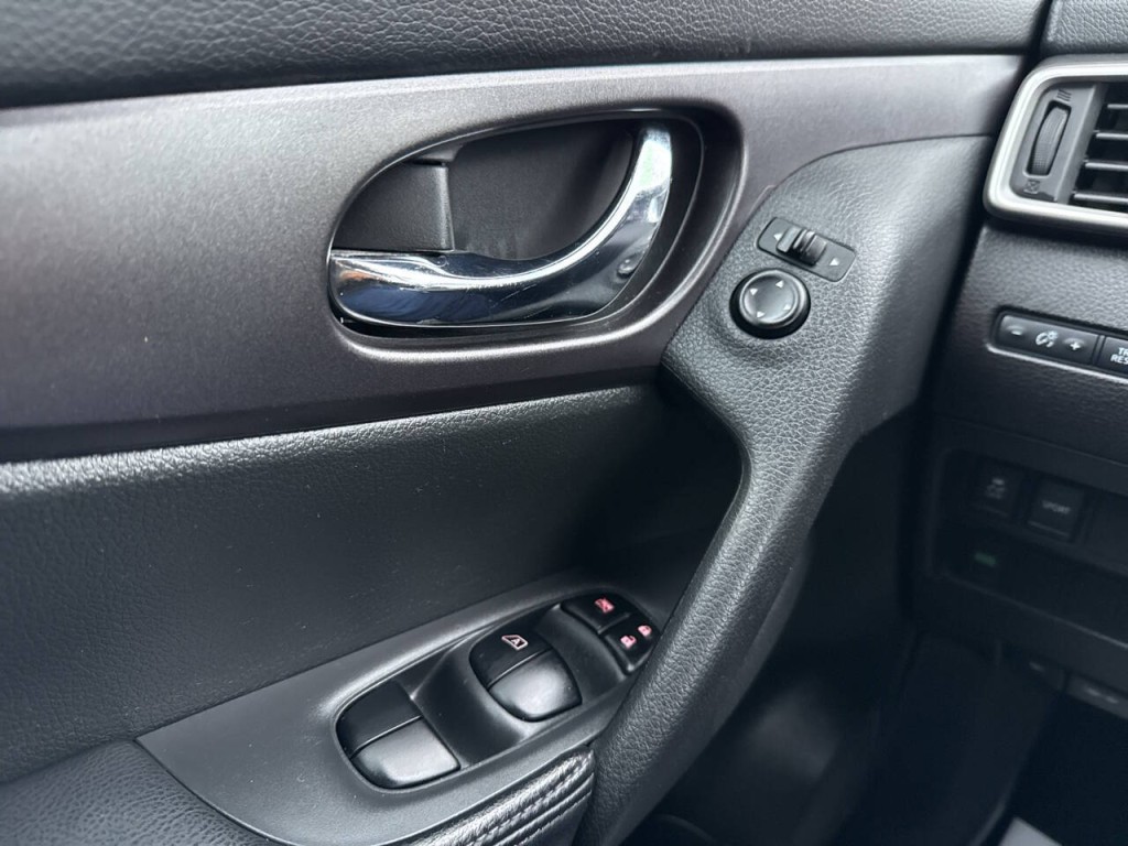 2016 Nissan Rogue Image 17