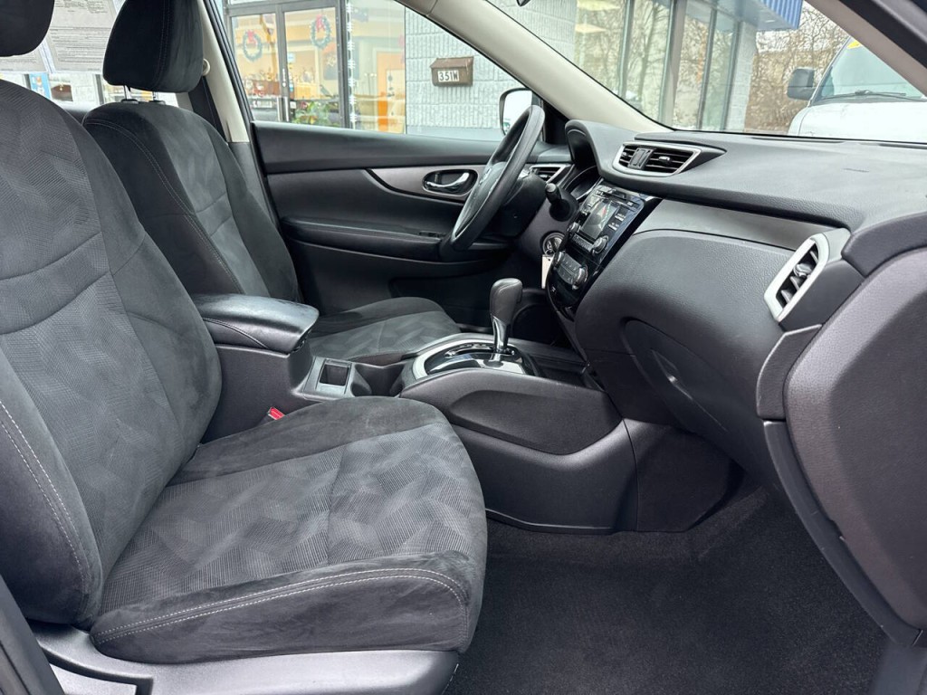 2016 Nissan Rogue Image 34