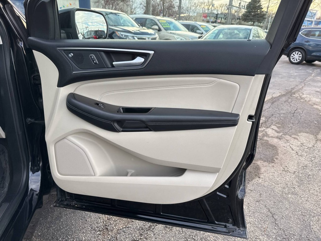 2019 Ford Edge Image 17