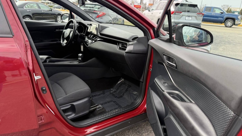 2018 Toyota C-HR Image 15