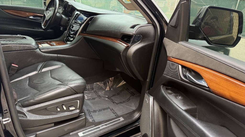 2015 Cadillac Escalade Image 24