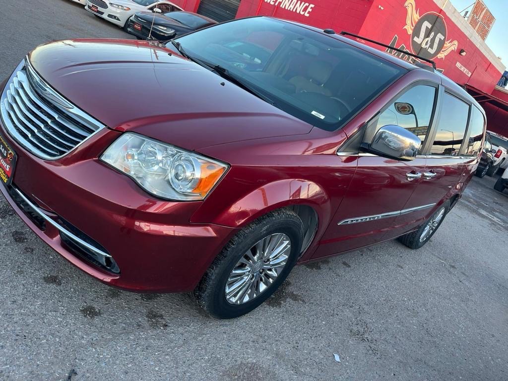 2011 Chrysler Town & Country Image 1