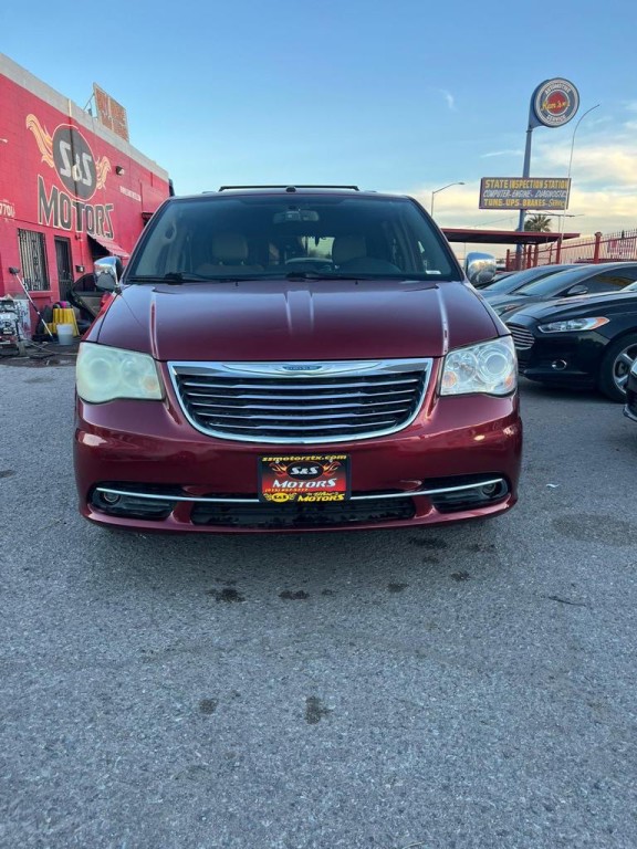 2011 Chrysler Town & Country Image 2