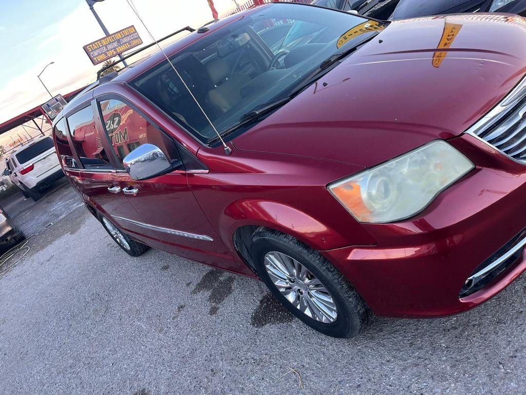 2011 Chrysler Town & Country Image 3