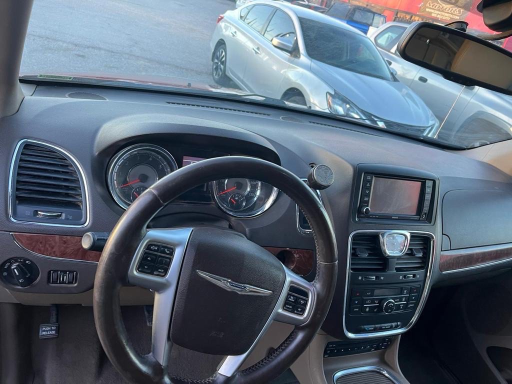 2011 Chrysler Town & Country Image 5