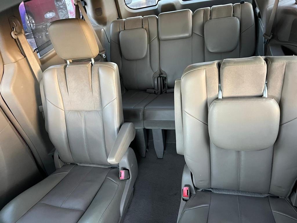 2011 Chrysler Town & Country Image 6