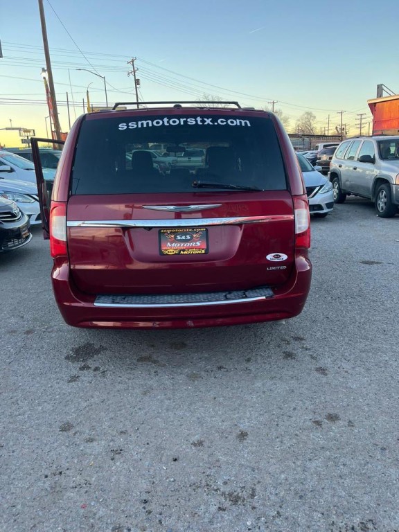 2011 Chrysler Town & Country Image 7